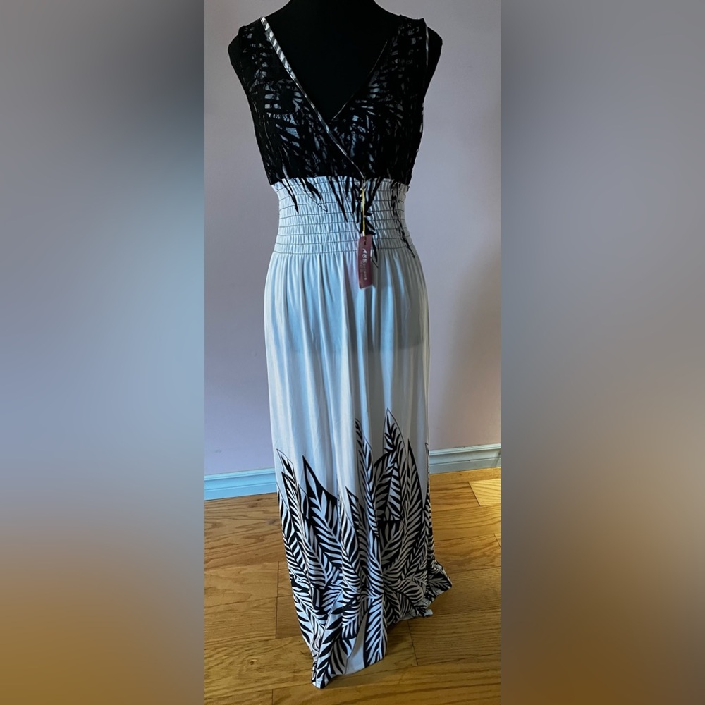 BNWT Beautiful Flowy B&W Maxi Dress size L - Picture 4 of 15